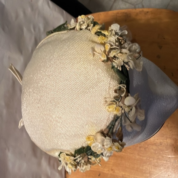 Lovely vintage crème satin like hat with flower band , satin bow n short back - Picture 3 of 9